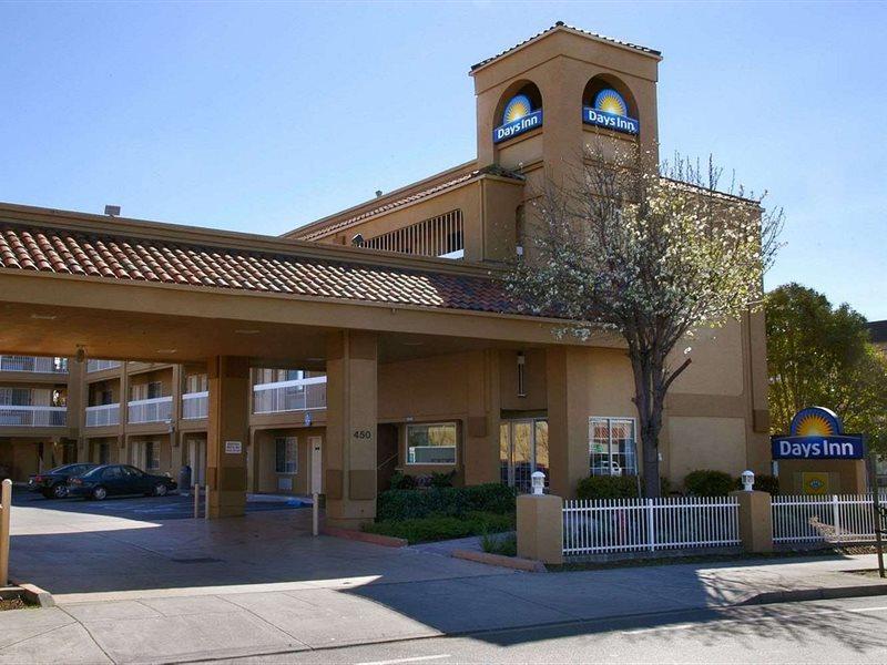 Days Inn By Wyndham Hayward Airport Bagian luar foto