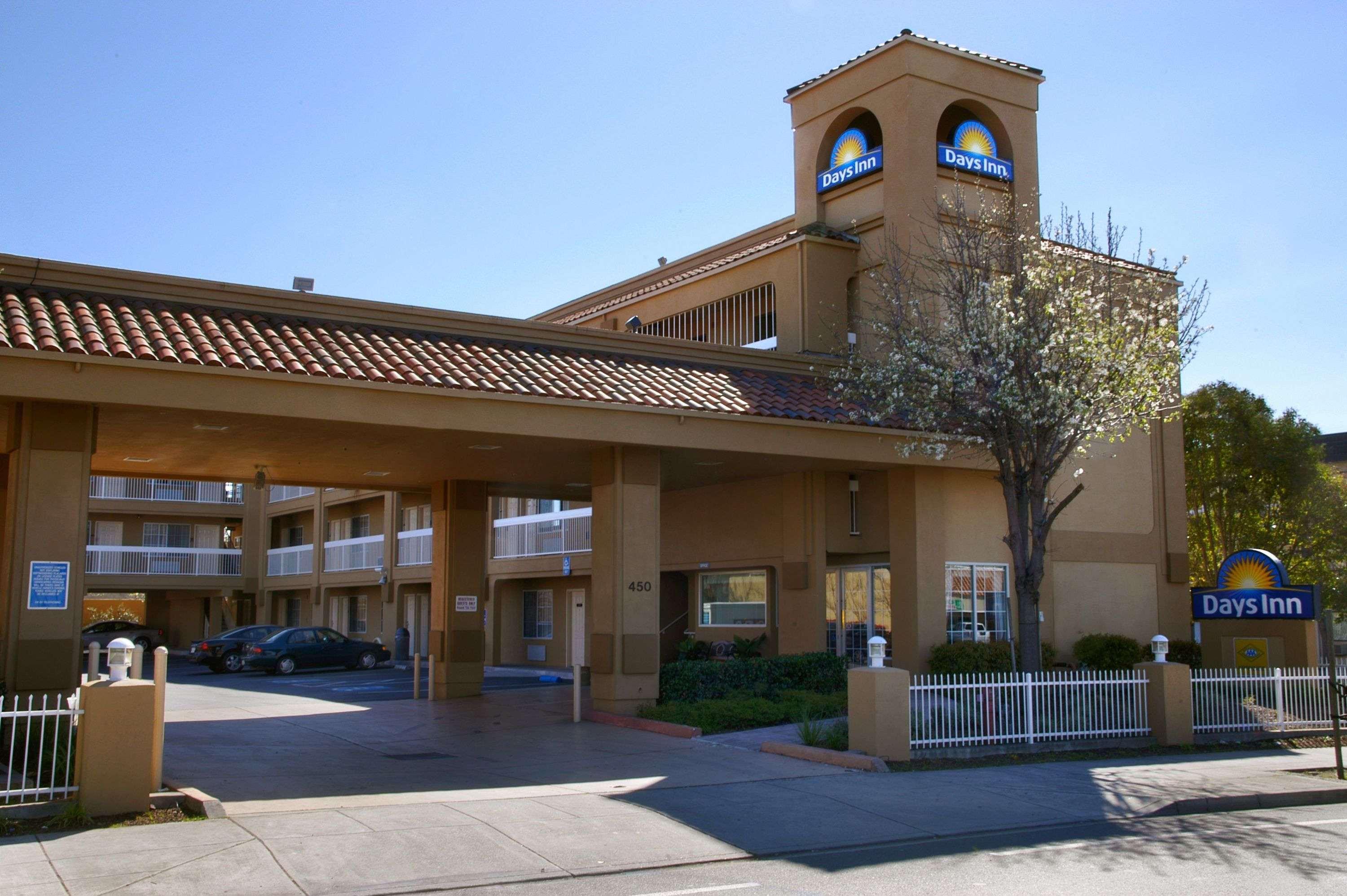 Days Inn By Wyndham Hayward Airport Bagian luar foto