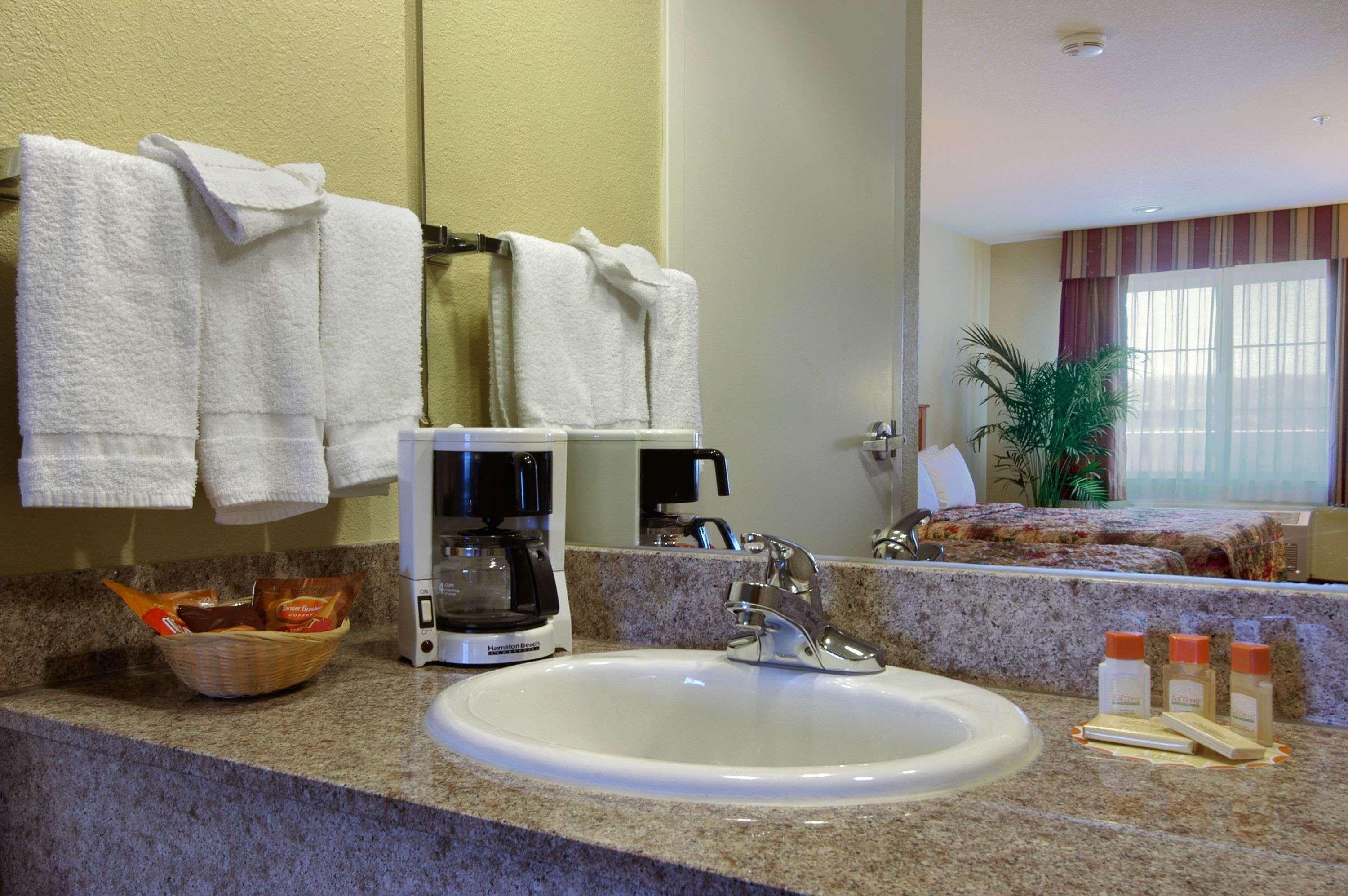 Days Inn By Wyndham Hayward Airport Bagian luar foto