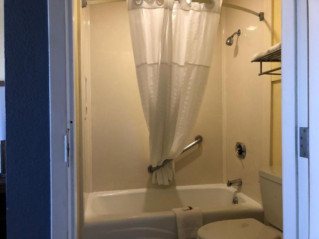 Days Inn By Wyndham Hayward Airport Bagian luar foto